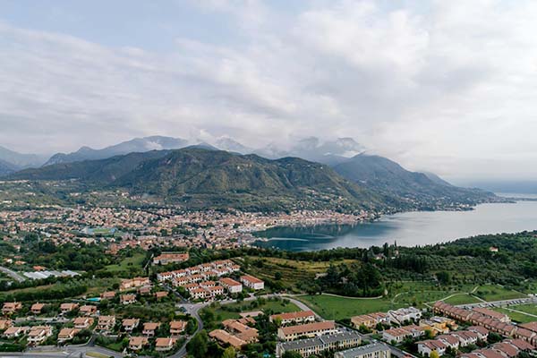 附加赛赛场 ｜ 马竞对阵国足，球迷反应两极化，姆巴佩身上出现变化，教练赛后说法耐人寻味，一些细节在复盘时才显现